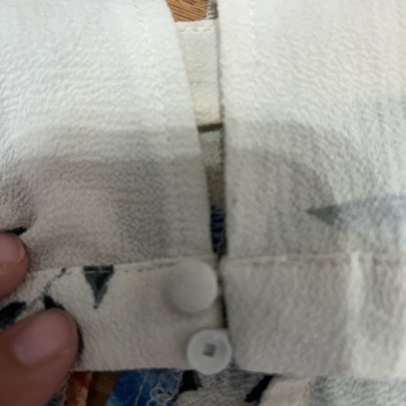 Floral Key Hole Top - Picture 4 of 5